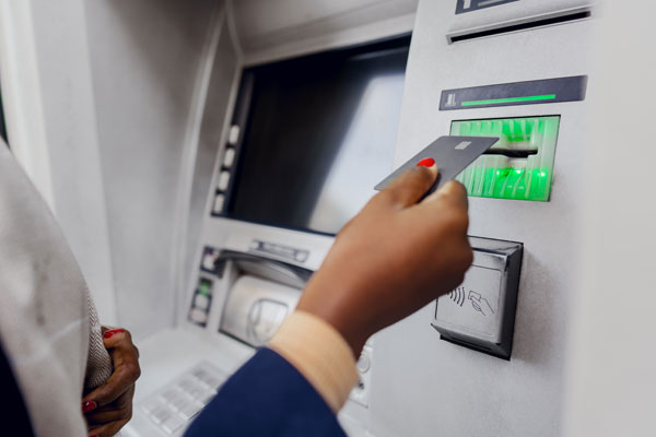 Hæveautomater, også kendt som pengeautomater (ATM'er), er en integreret del af det moderne finansielle landskab
